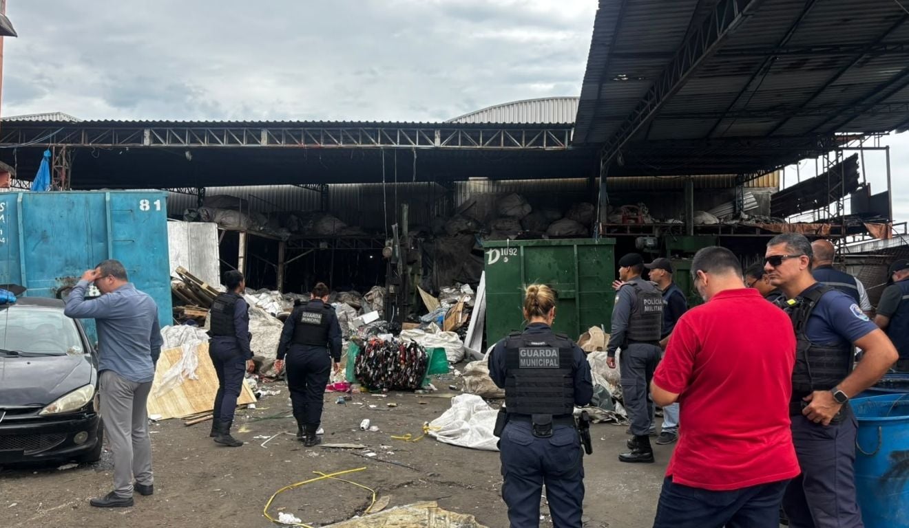 Ferro-velho é interditado em Vila Velha por risco de desabamento