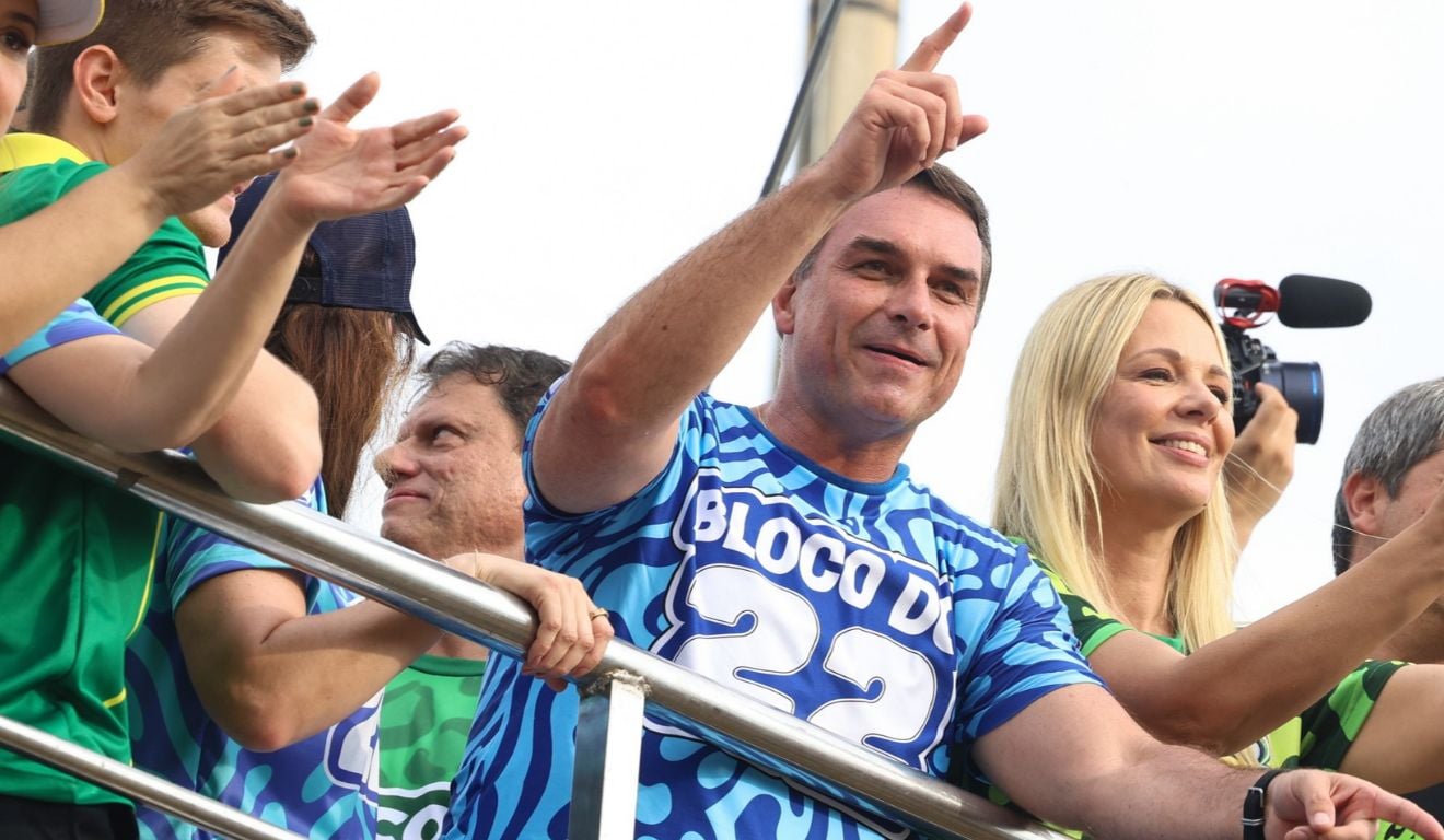 Flávio Bolsonaro em ato de campanha na Praça do Ó, na Barra da Tijuca