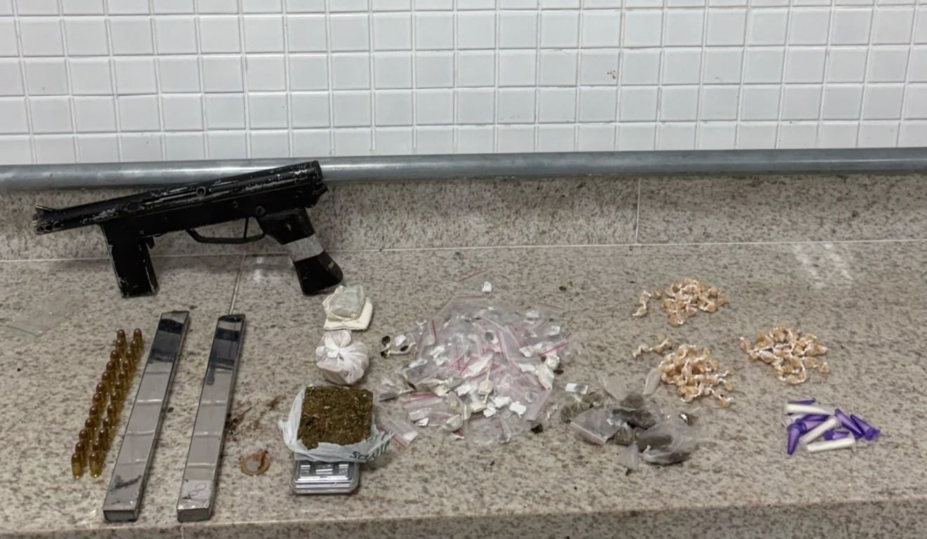 Panorama: Homem é preso com submetralhadora, crack, maconha e cocaína em Vitória