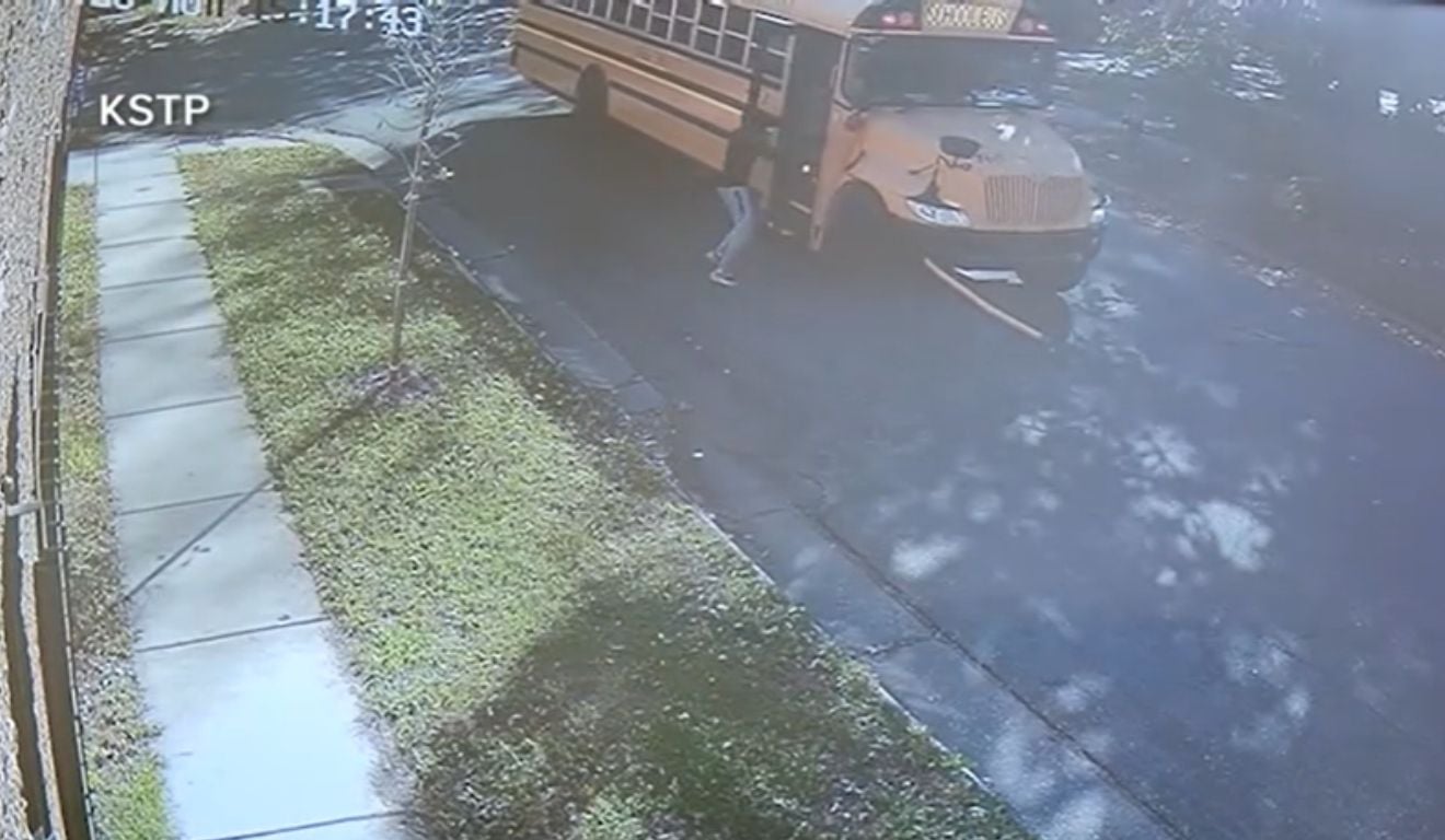 Homem pula em ônibus escolar em movimento para salvar 19 crianças e revela inspiração inesperada