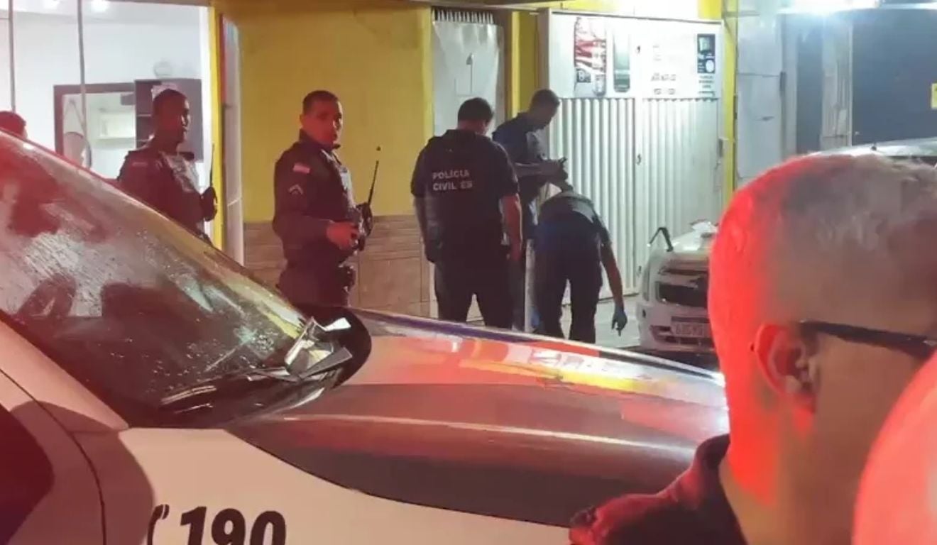Jovem é morto a tiros e disparos atingem barbearia na Serra