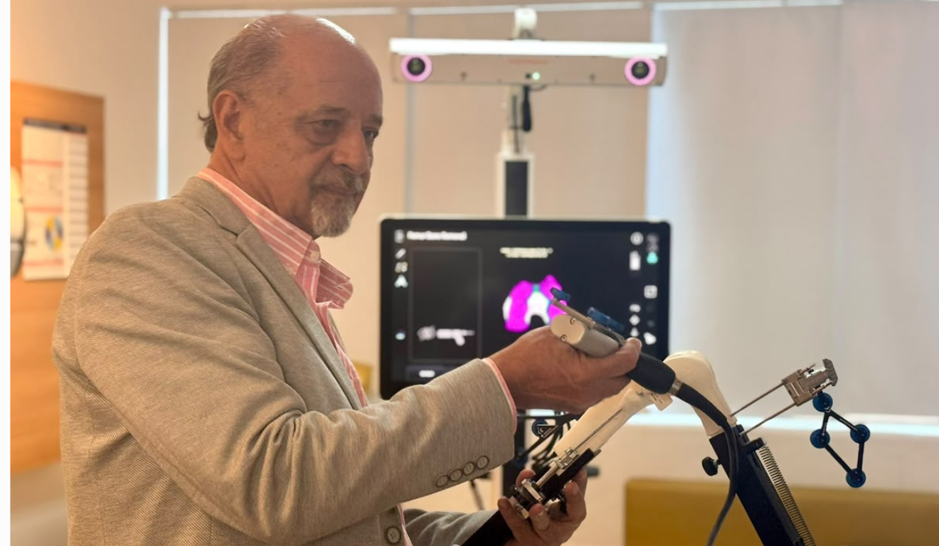ES realiza 1ª cirurgia robótica de joelho em pacientes 80+