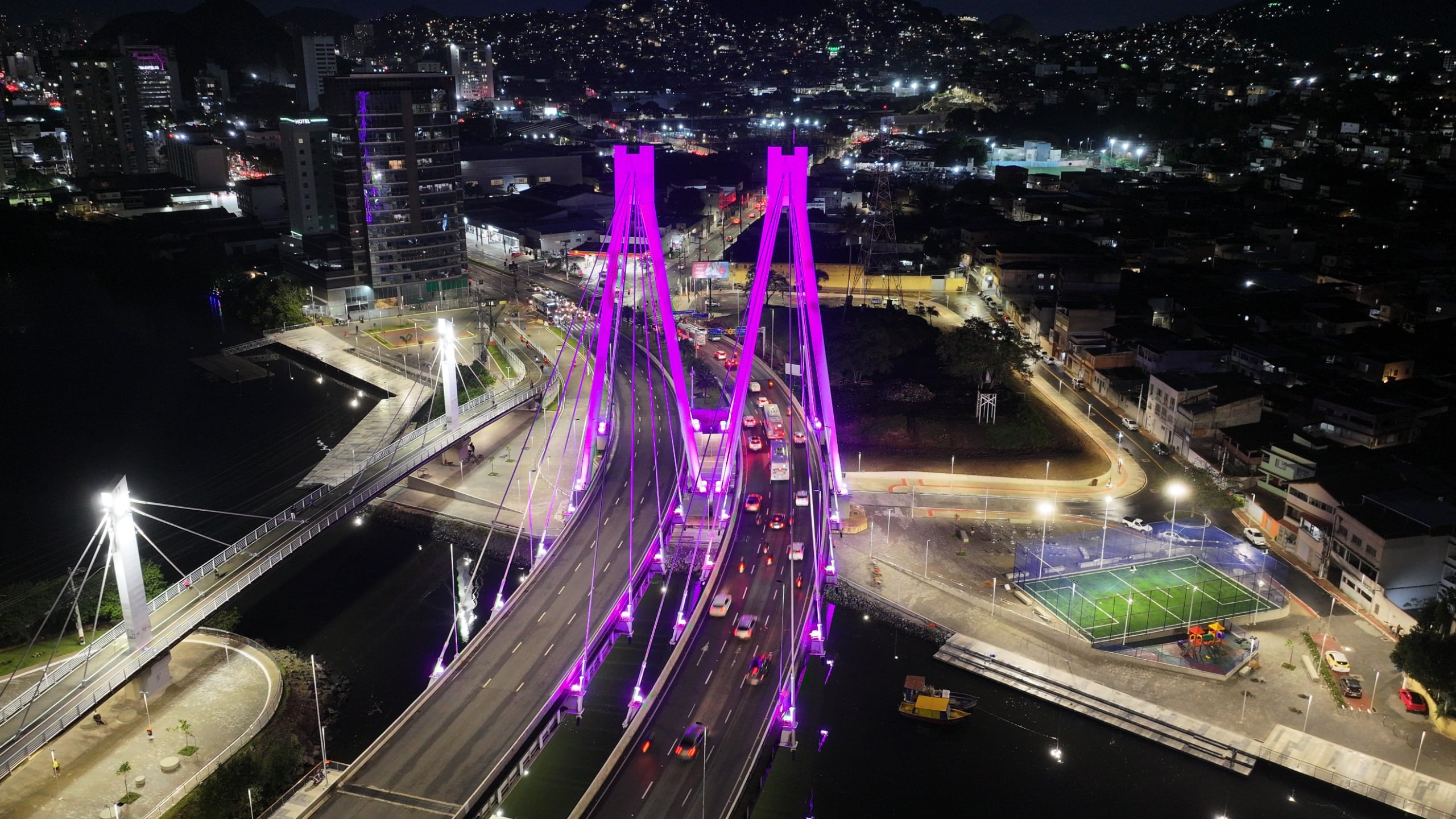 Cenários de Vitória ganham iluminação especial durante o Outubro Rosa