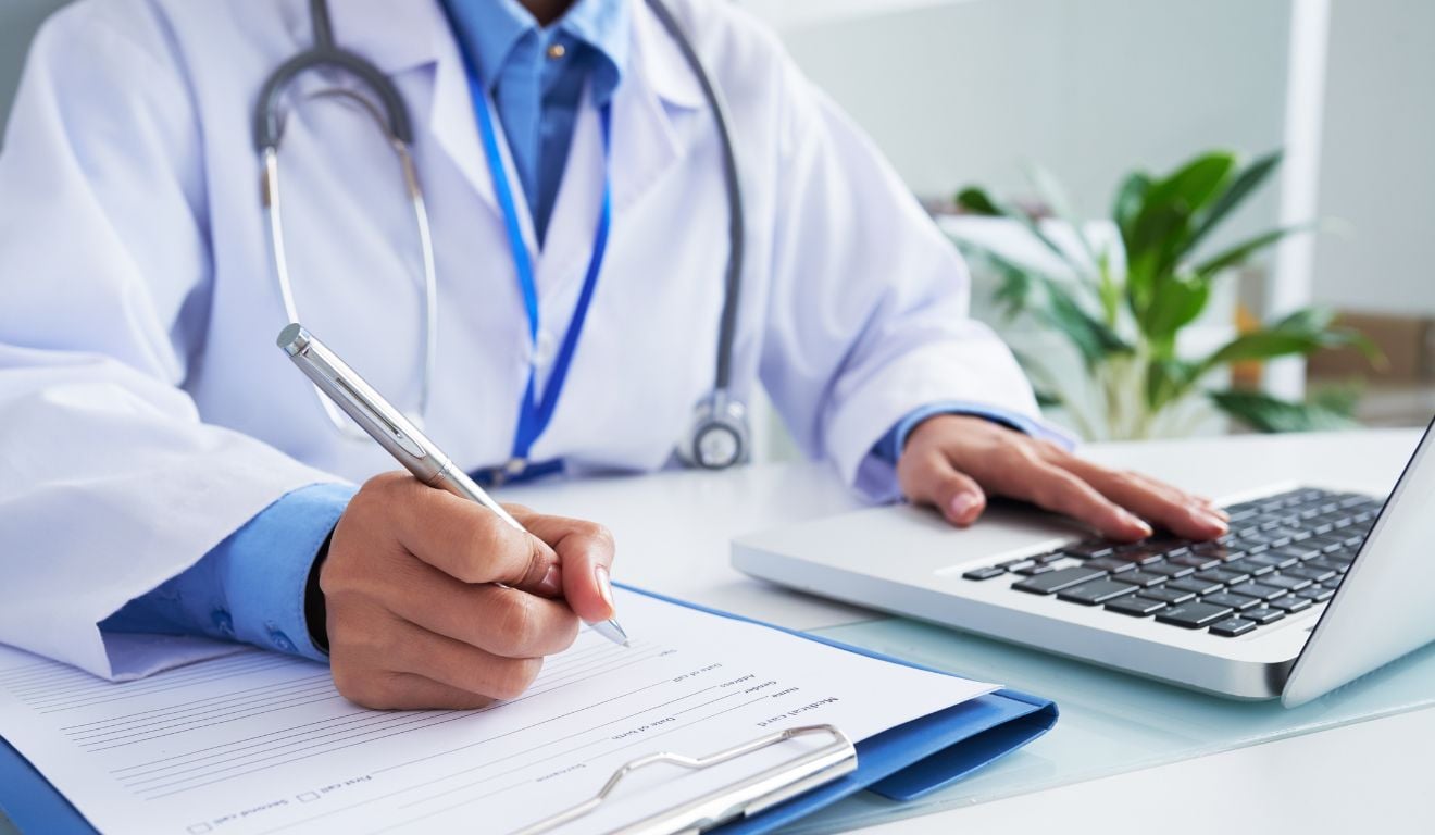 Sociedade médica: lucros, autuação e autópsia