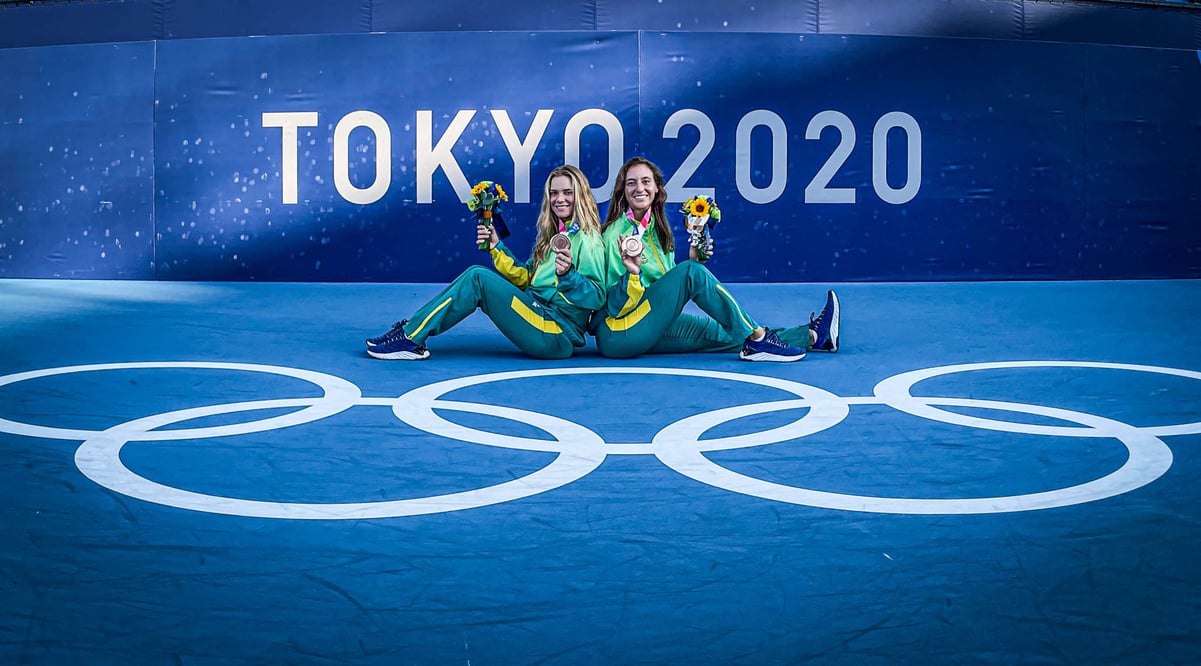 01.08.2021 - Jogos Olímpicos Tóquio 2020 - Tênis Duplas Feminino. Na foto as atletas Luisa Stefani e Laura Pigossi após a conquista da medalha de Bronze inédita. Foto:Rafael Bello/COB