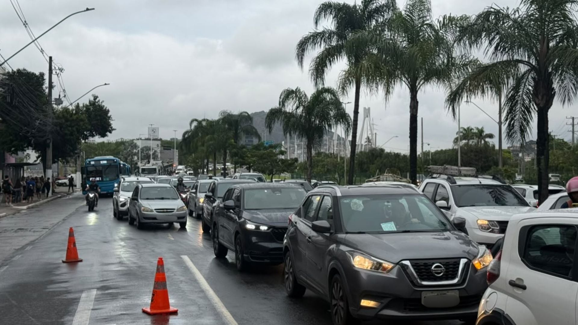 Trânsito na Fernando Ferrari tem duas faixas liberadas após carreta tombar em Vitória