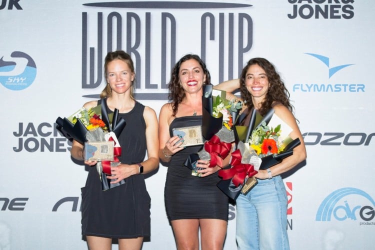 Violeta Jimenez, campeã da 4ª etapa da Copa do Mundo de Parapente em Baixo Guandu, na categoria feminina, entre Pamela Diez e Lynsey Haynes. Foto Croma Produtora 
