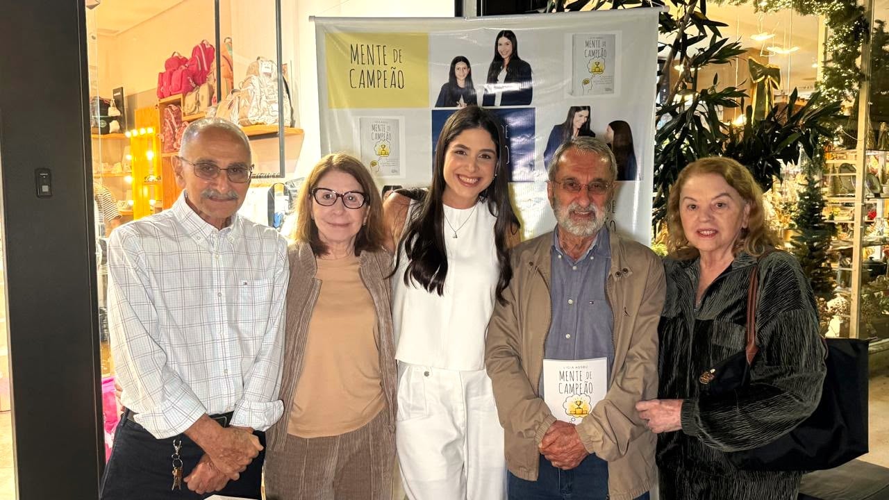 Mãe e filha juntas na literatura reúnem convidados em noite de lançamento