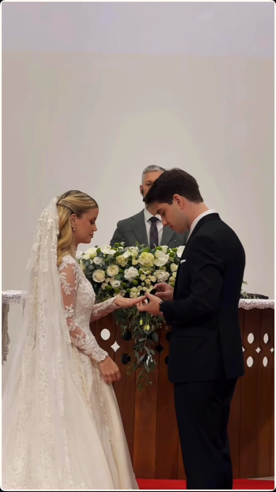 Entenda: Com muita emoção, vestido clássico e mantilha de família, noivos casam na Igreja Maranata da Enseada