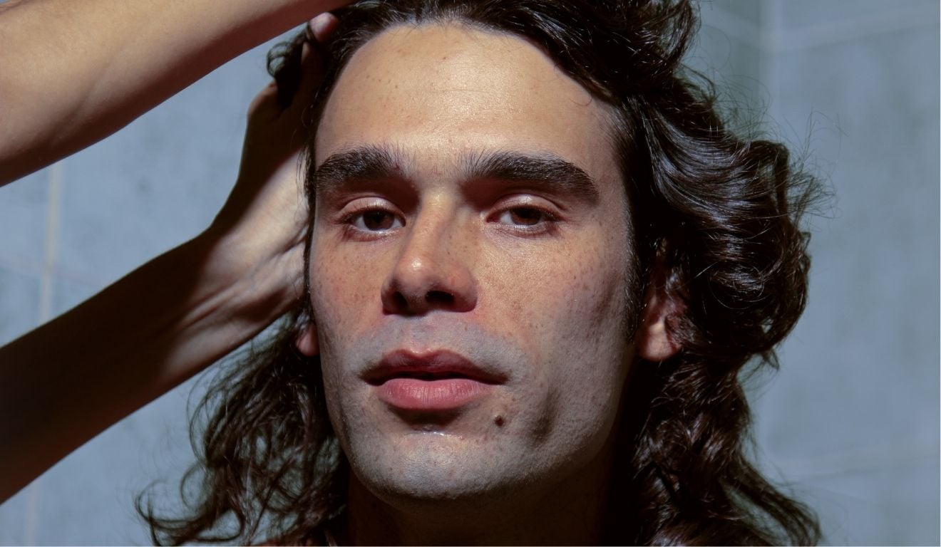 Zé Ibarra estreia turnê no ES com show em Vitória; veja como comprar ingressos