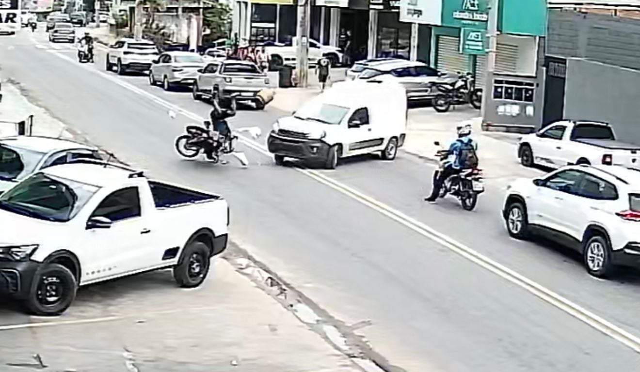Motociclista fica ferido após bater em carro em Cachoeiro
