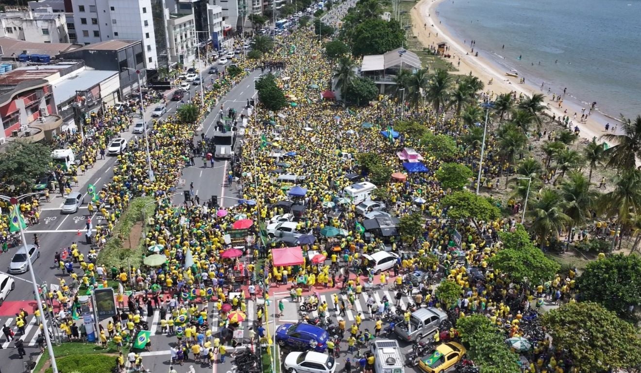 Ato pró-Flávio Bolsonaro reúne apoiadores e interdita faixas na Praia de Camburi
