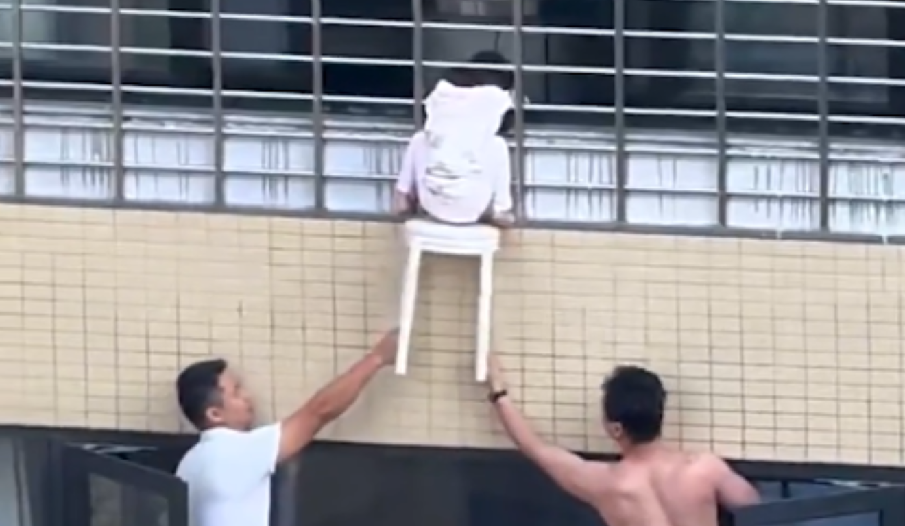 Menina é resgatada após ficar pendurada em janela do 12º andar