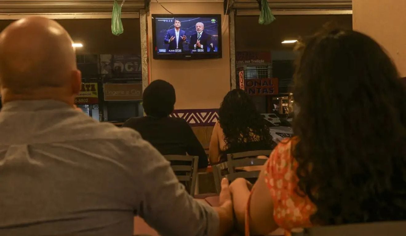 Lula e Flávio Bolsonaro: checagem aponta o que é falso e verdadeiro no debate presidencial