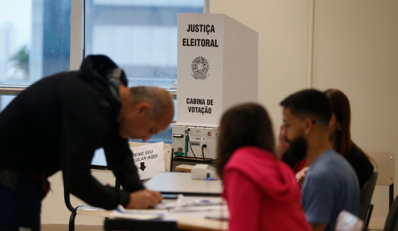 Quem são os eleitores indecisos que vão decidir as eleições presidenciais