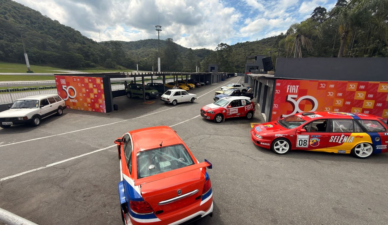 Fiat reúne carros que marcaram gerações em experiência nas pistas