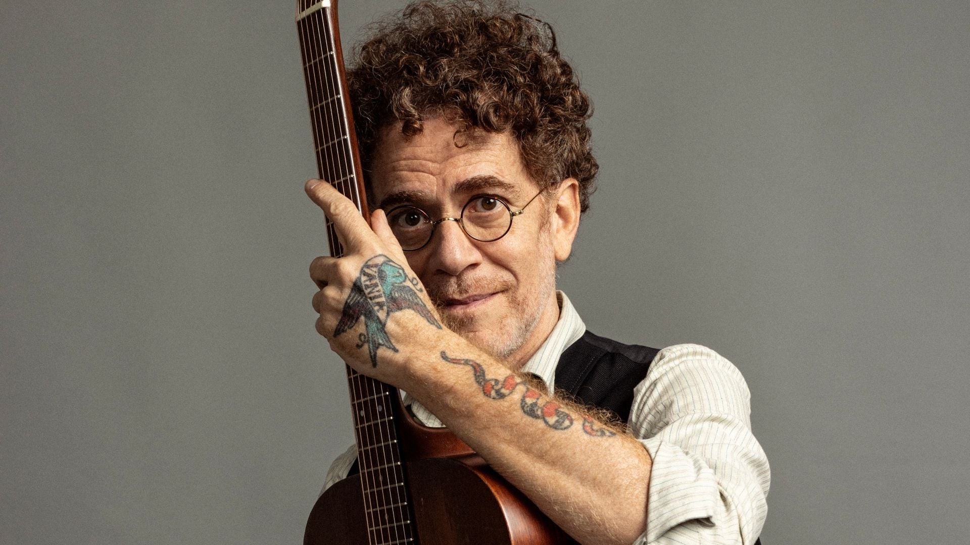 Nando Reis traz turnê Voz e Violão a Vitória nesta sexta-feira