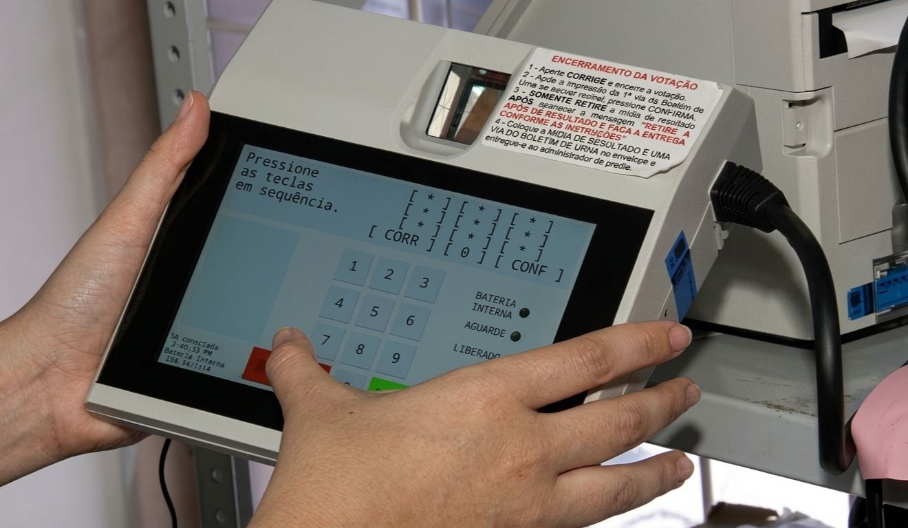 Técnicos iniciam testes em urnas eletrônicas que serão utilizadas no 2º turno das eleições no ES